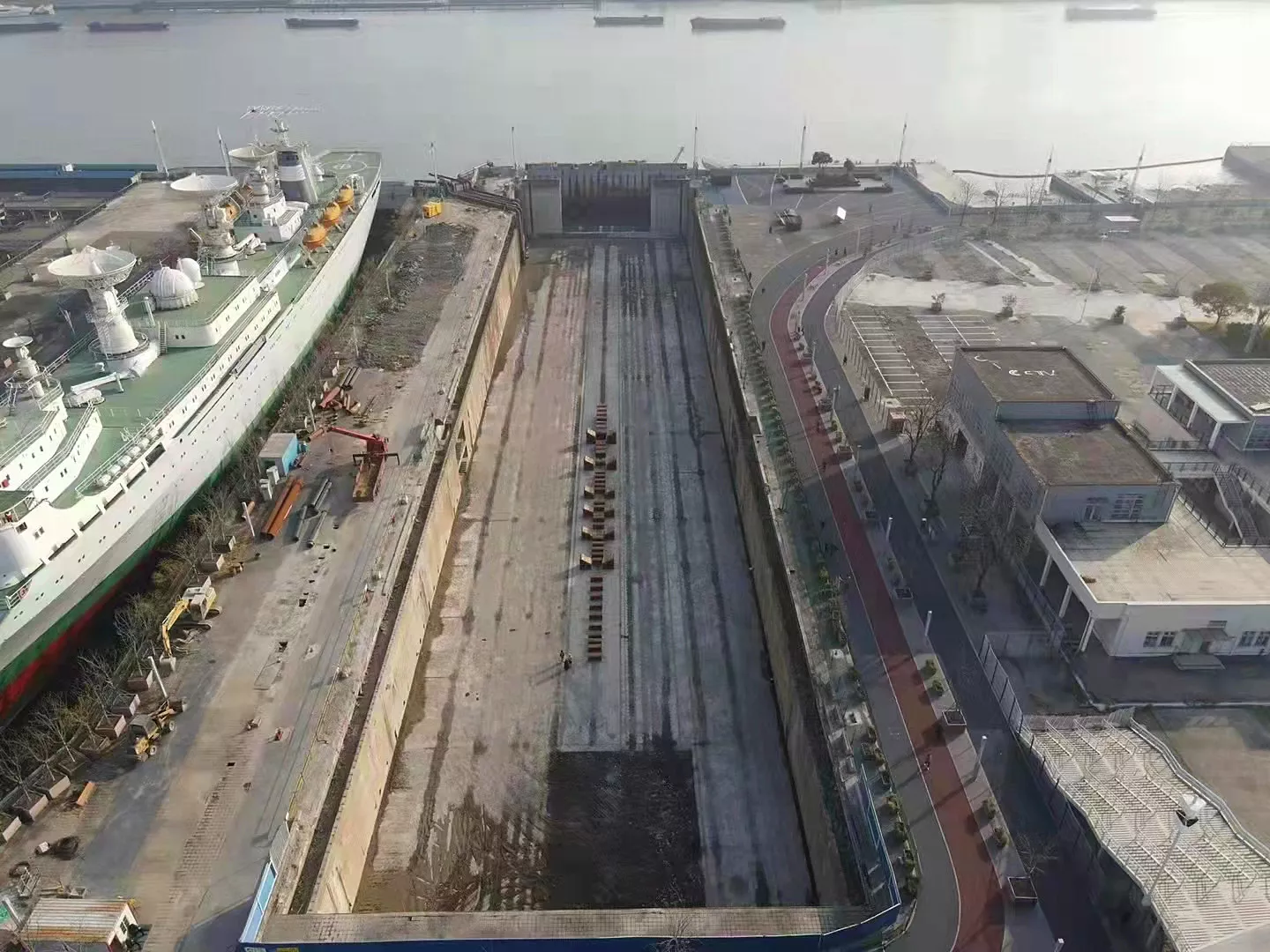 上海船坞注水和排水工程顺利完工